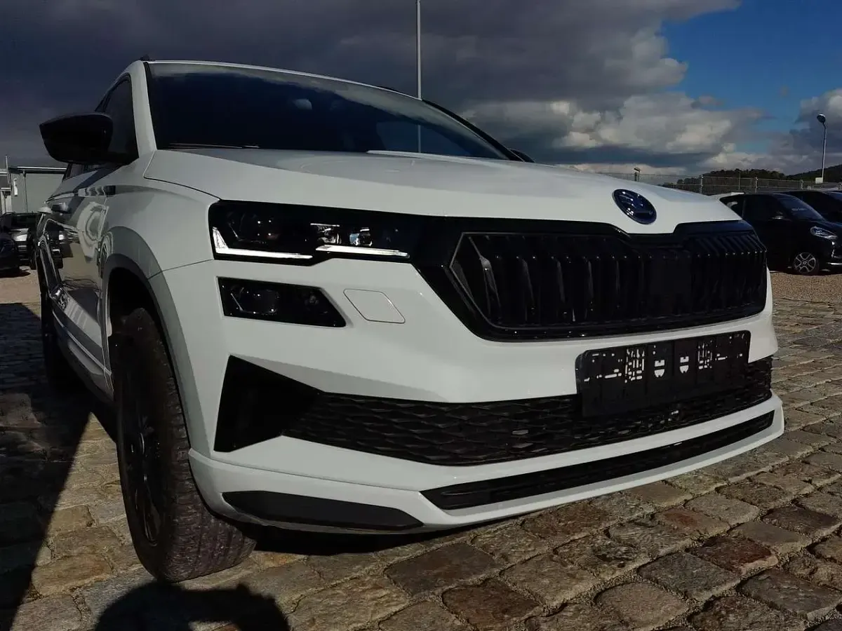 Neu Skoda Karoq SportLine 190 PS (139 kW) 2025 Moonweiß perleffekt SUV
