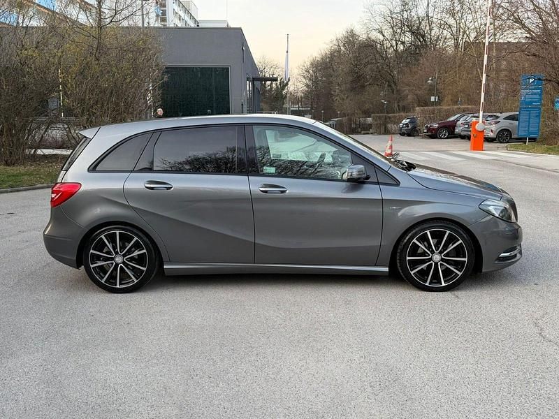 Gebraucht Mercedes B200 136 PS (100 kW) 2012 Braun Van / Kleinbus