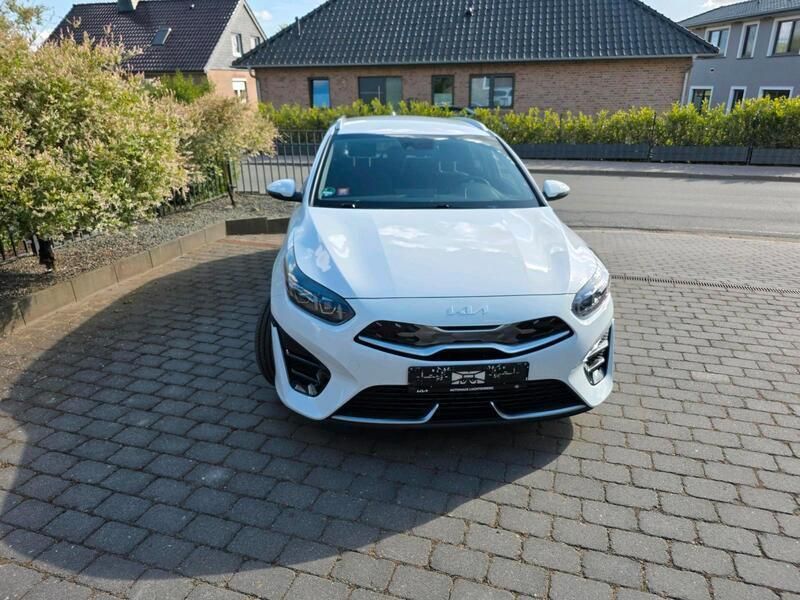 Weiß Gebraucht 2022 Kia Ceed Sportswagon Vision Kombi | 17.500 € (Fairer Preis) - Bild 1/4
