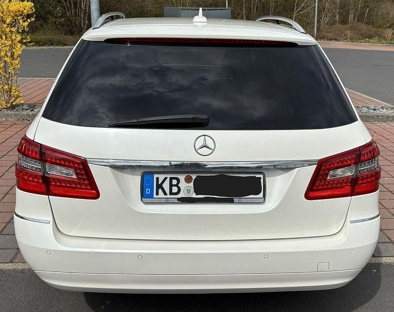Gebraucht Mercedes E220 Avantgarde 170 PS (125 kW) 2011 Weiß Limousine
