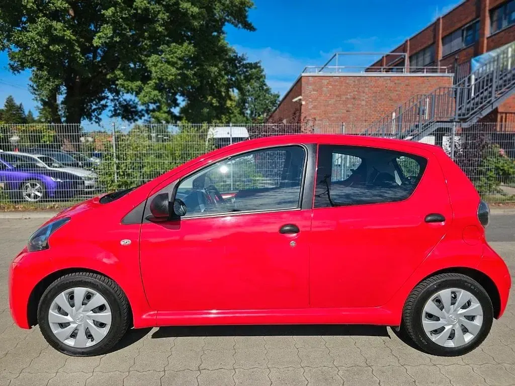 Gebraucht Toyota Aygo 68 PS (50 kW) 2014 Rot Kleinwagen