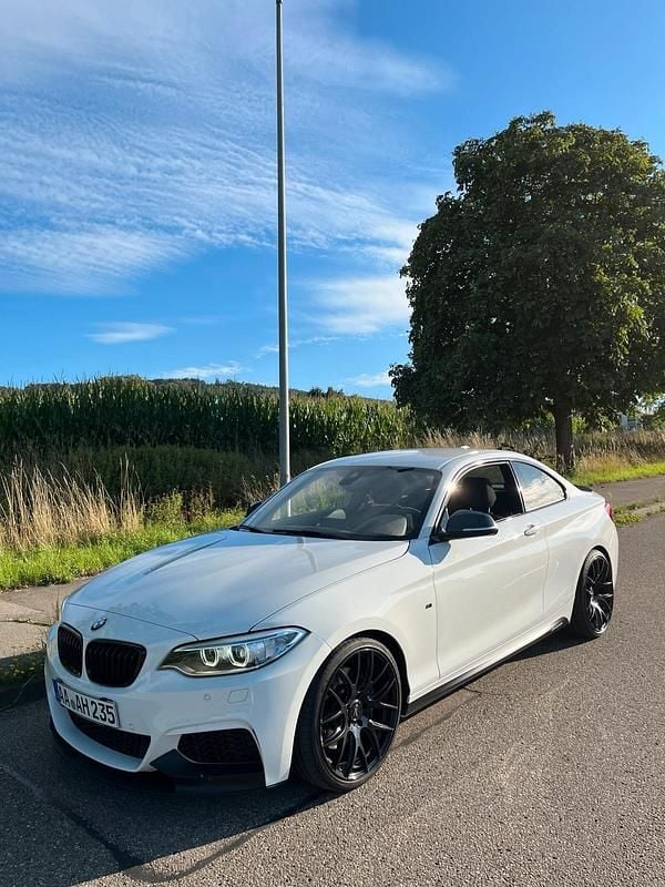 Weiß Gebraucht 2016 BMW M235 M Performance Coupé | 32.800 € (Fairer Preis) - Bild 1/4