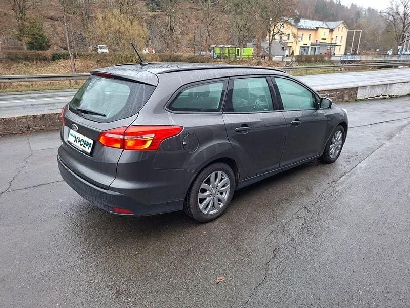 Gebraucht Ford Focus Trend 125 PS (91 kW) 2018 Grau Limousine