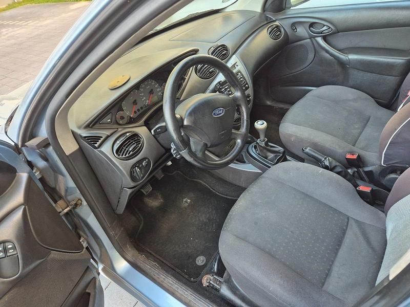 Second-hand Ford Focus 101 CP (74 kW) 2004 Albastru Hatchback