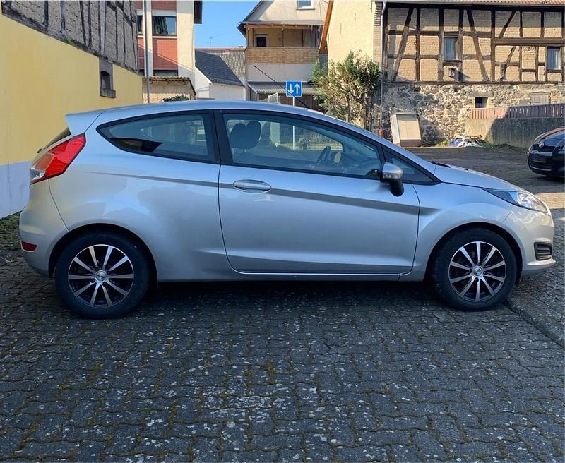 Gebraucht Ford Fiesta 101 PS (74 kW) 2014 Silber Kleinwagen
