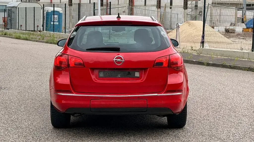 Gebraucht Opel Astra 110 PS (80 kW) 2012 Rot Kombi