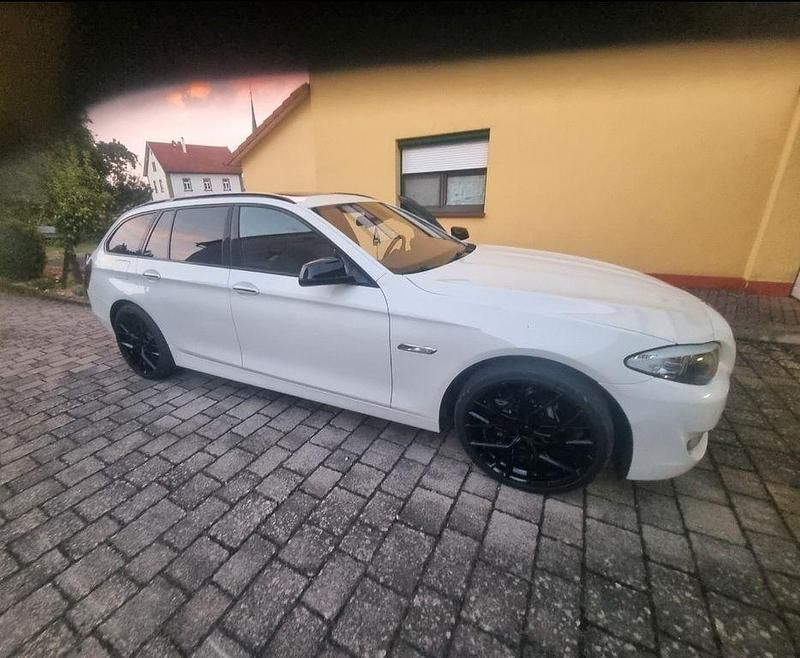 Weiß Gebraucht 2013 BMW 525 Sport Line Kombi | 13.300 € (Etwas zu teuer) - Bild 1/4