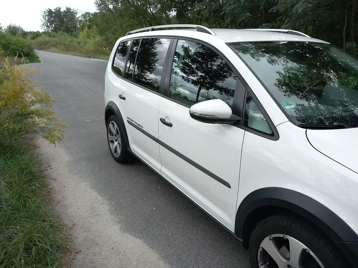 Używany VW Touran Cross 140 KM (102 kW) 2011 Biały Minivan