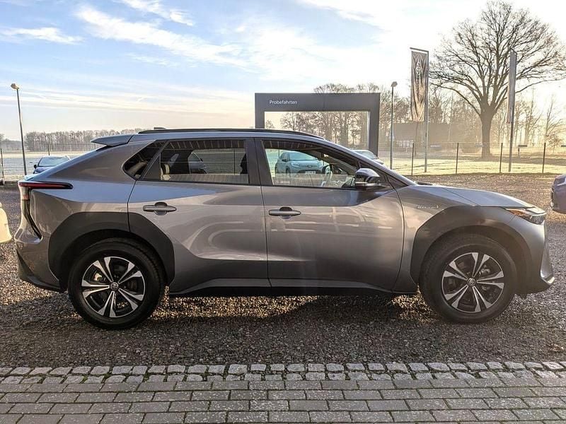 Gebraucht Toyota bZ4X Comfort 150 kW (204 PS) 2023 Palladiumsilber met SUV