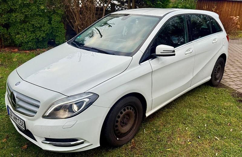 Weiß Gebraucht 2013 Mercedes B180 Van / Kleinbus | 6.800 € (Guter Preis) - Bild 1/4