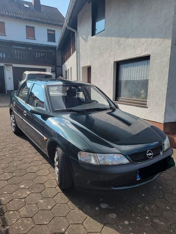 Grün Gebraucht 1997 Opel Vectra Limousine | 1.050 € (Guter Preis) - Bild 1/4