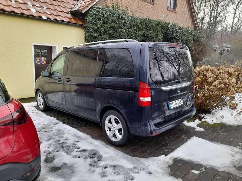 Blau Gebraucht 2017 Mercedes V220 Edition Van / Kleinbus | 31.500 € (Superpreis) - Bild 1/3