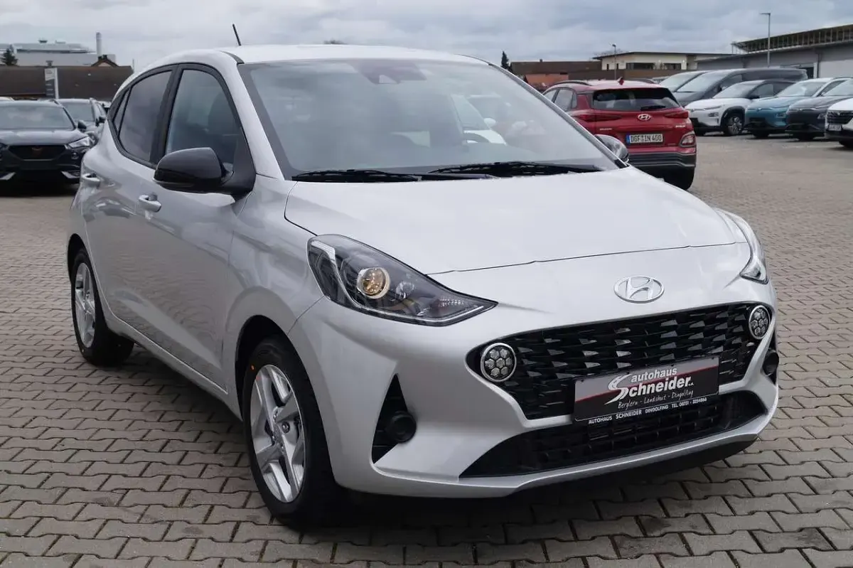 Gebraucht Hyundai i10 GO! 67 PS (49 kW) 2023 Sleek silver Kleinwagen