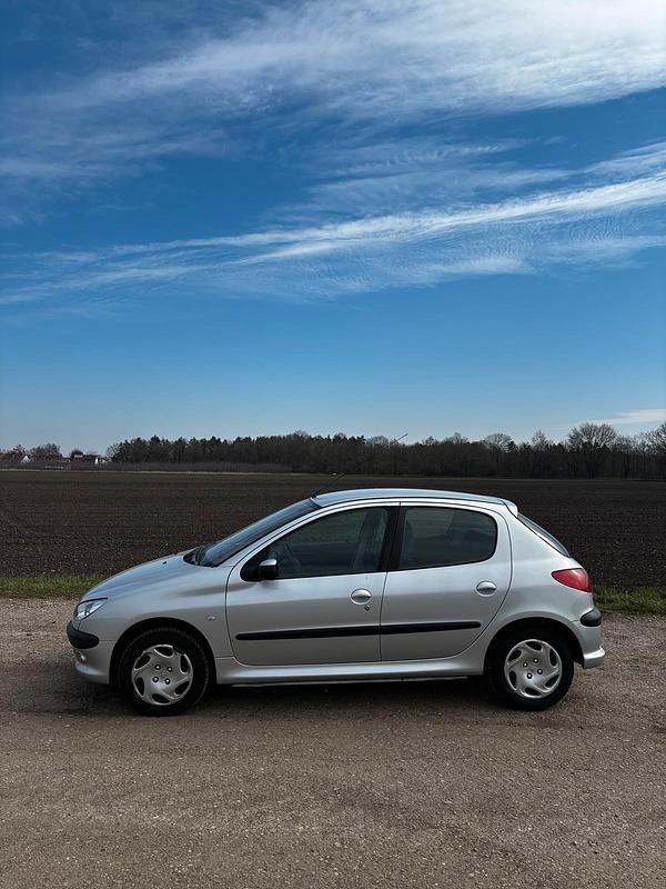 Gebraucht Peugeot 206 75 PS (55 kW) 2003 Silber Kleinwagen