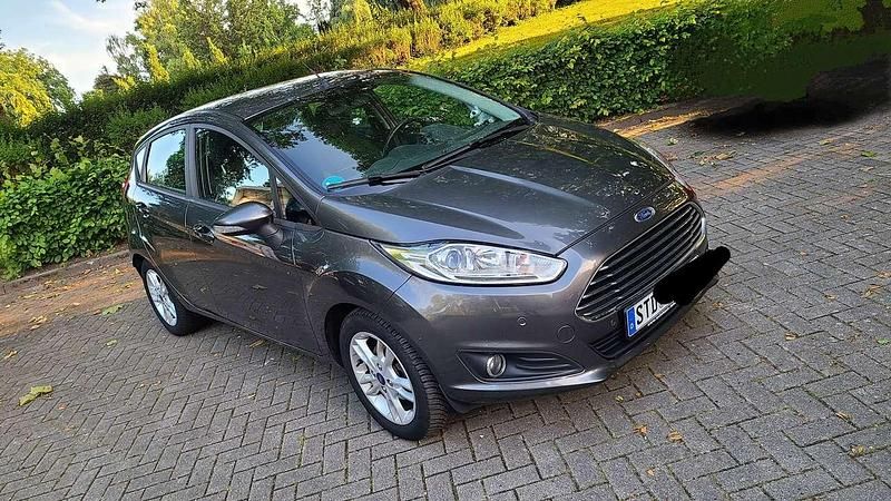 Grau Gebraucht 2016 Ford Fiesta Trend Kleinwagen | 6.699 € (Fairer Preis) - Bild 1/4