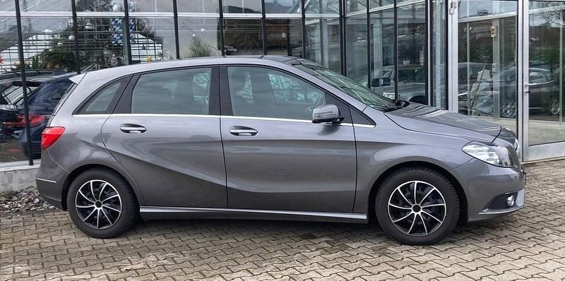 Gebraucht Mercedes B180 122 PS (89 kW) 2012 Mountaingrau Van / Kleinbus