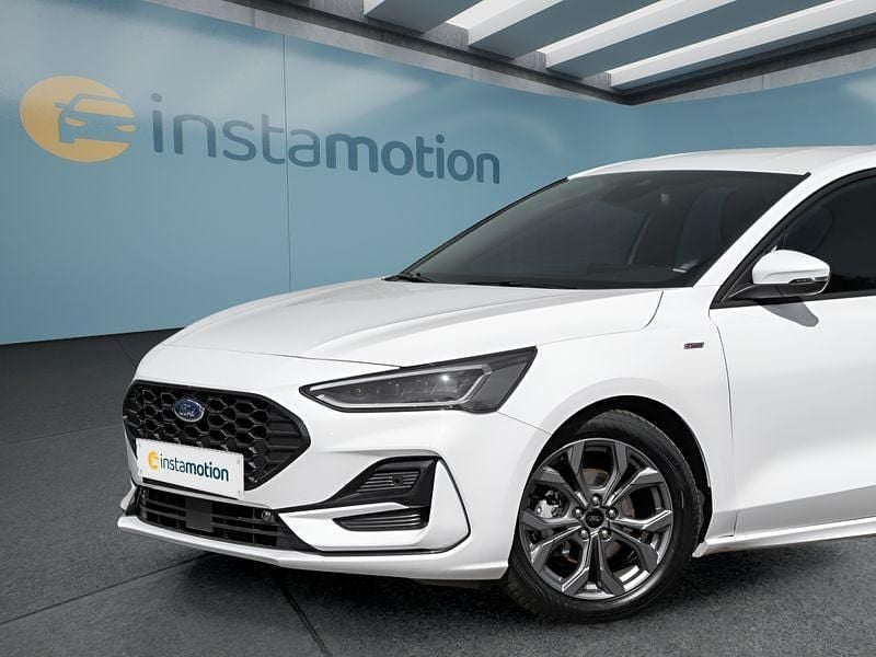 Weiß Gebraucht 2024 Ford Focus Limousine | 26.399 € (Fairer Preis) - Bild 1/4