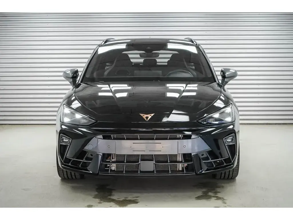Gebraucht Cupra Leon 333 PS (244 kW) 2025 Midnight black metallic (0e) (metallic) Kombi