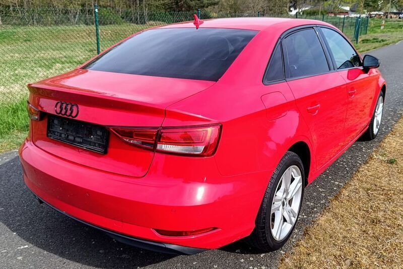 Gebraucht Audi A3 Ambiente 116 PS (85 kW) 2017 Rot Limousine