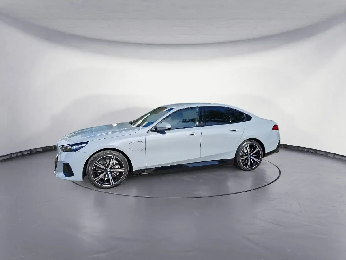 Neu BMW 550e Comfort Edition 489 PS (359 kW) 2026 Grau Limousine