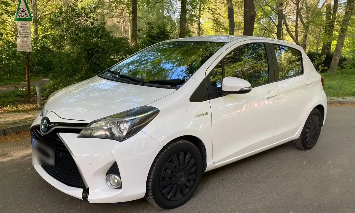 Gebraucht Toyota Yaris Hybrid 73 PS (53 kW) 2017 Weiß Kleinwagen
