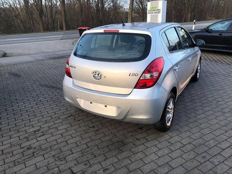 Gebraucht Hyundai i20 77 PS (56 kW) 2012 Silber Limousine