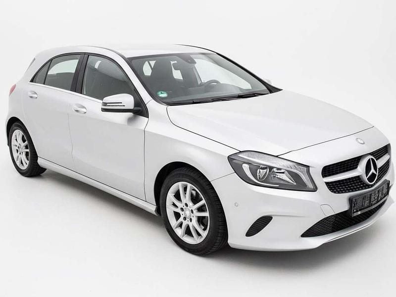 Gebraucht Mercedes A180 122 PS (89 kW) 2018 Polarsilber  metalliclack Kleinwagen