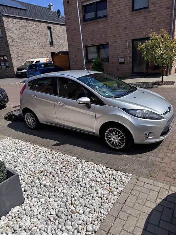 Silber Gebraucht 2012 Ford Fiesta Ambiente Kleinwagen | 4.090 € (Fairer Preis) - Bild 1/4