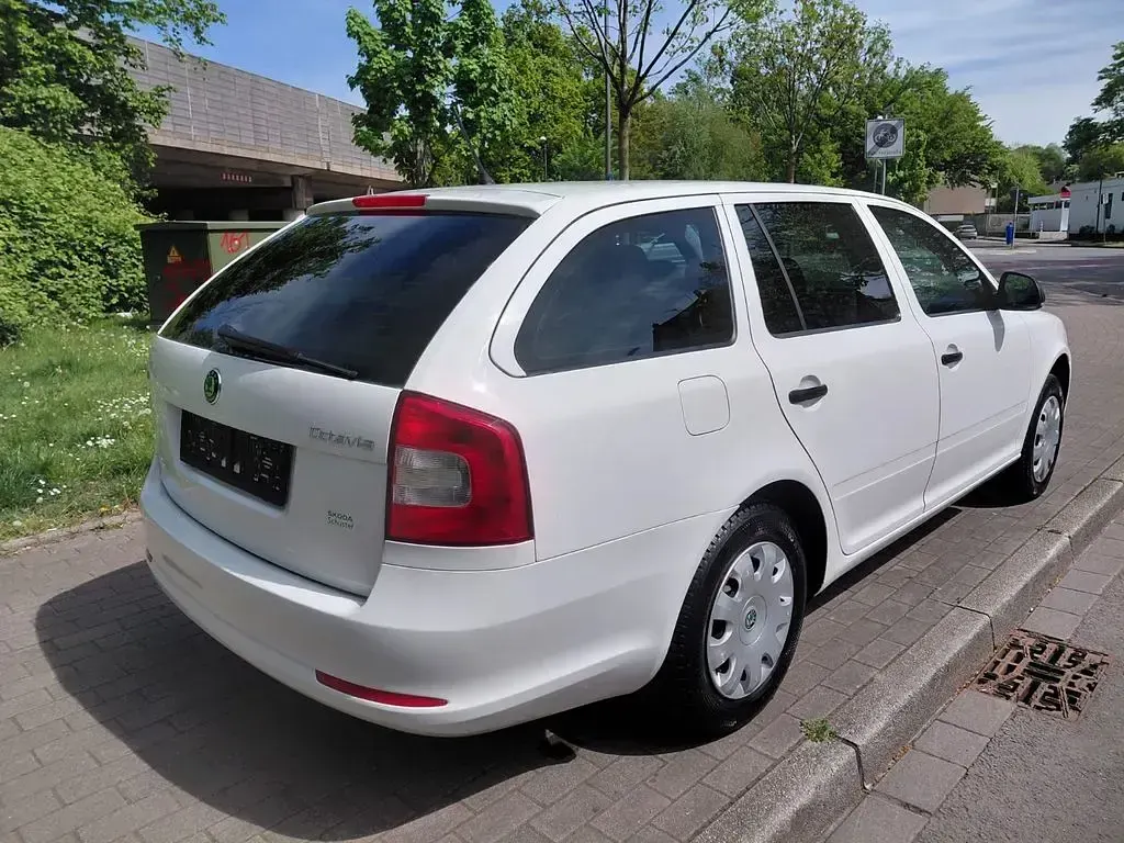 Używany Skoda Octavia Active 105 KM (77 kW) 2012 Biały Kombi