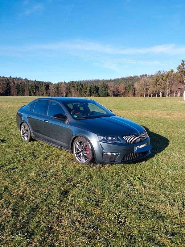 Grau Gebraucht 2015 Skoda Octavia RS Limousine | 15.390 € (Fairer Preis) - Bild 1/4