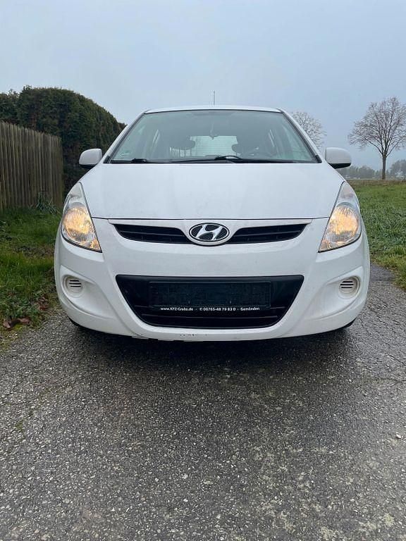Weiß Gebraucht 2012 Hyundai i20 Comfort Limousine | 1.750 € (Fairer Preis) - Bild 1/4