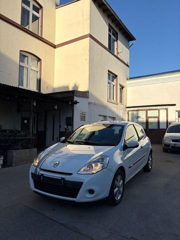 Gebraucht Renault Clio II Authentique 75 PS (55 kW) 2011 Weiß Limousine