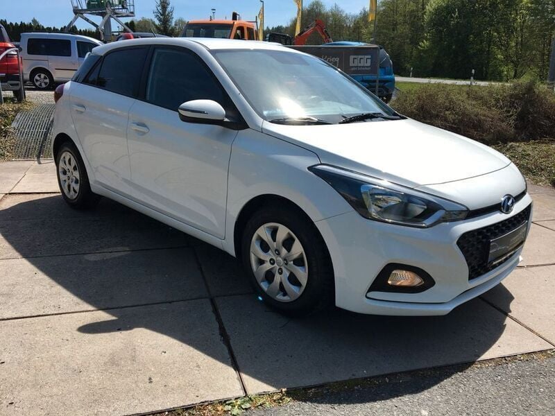 Weiß Gebraucht 2019 Hyundai i20 Trend Limousine | 13.595 € (Fairer Preis) - Bild 1/4