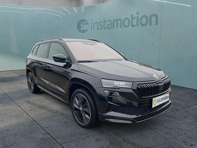 Schwarz Gebraucht 2024 Skoda Karoq SportLine SUV | 36.406 € (Fairer Preis) - Bild 1/2