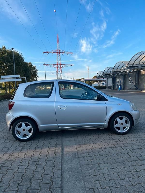 Silber Gebraucht 2000 Toyota Yaris Kleinwagen | 1.500 € (Fairer Preis) - Bild 1/4