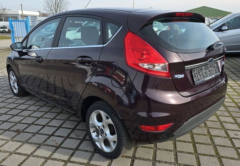 Gebraucht Ford Fiesta Titanium 97 PS (71 kW) 2010 Rot Kleinwagen