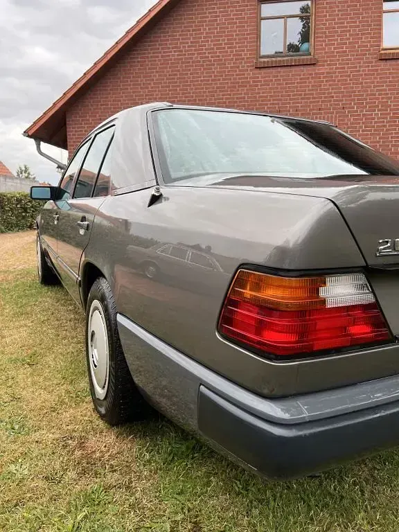 Gebraucht Mercedes 200 118 PS (86 kW) 1988 Grau Limousine