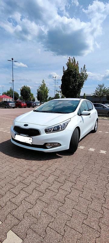 Weiß Gebraucht 2014 Kia Ceed FIFA World Cup Edition Kleinwagen | 4.100 € - Bild 1/4
