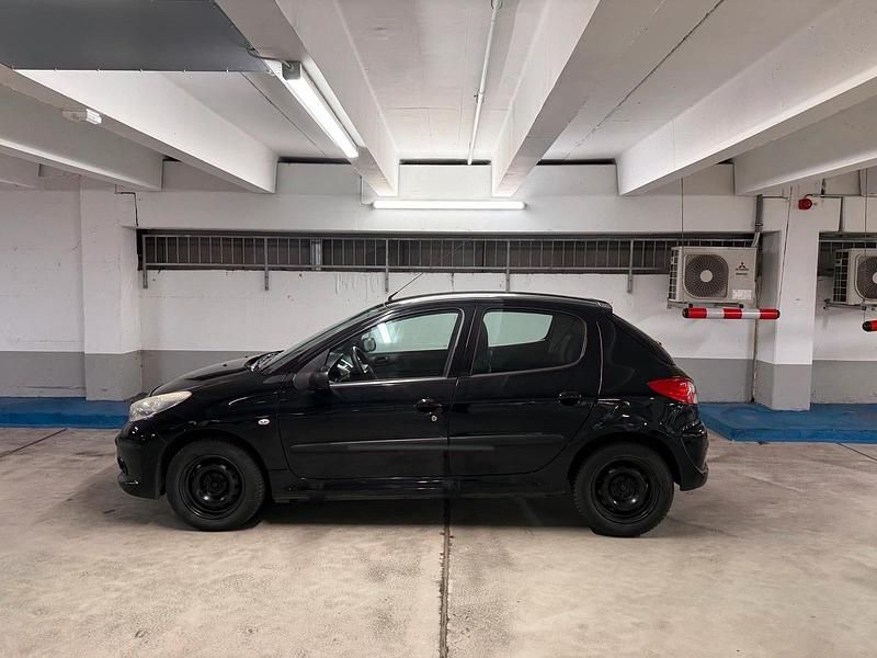 Gebraucht Peugeot 206+ 73 PS (53 kW) 2012 Schwarz Kleinwagen