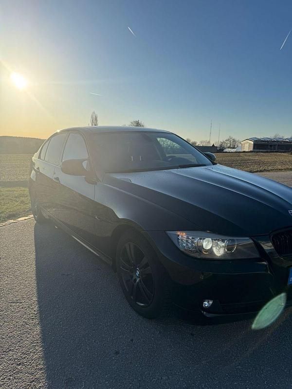 Gebraucht BMW 320 170 PS (125 kW) 2010 Schwarz Limousine