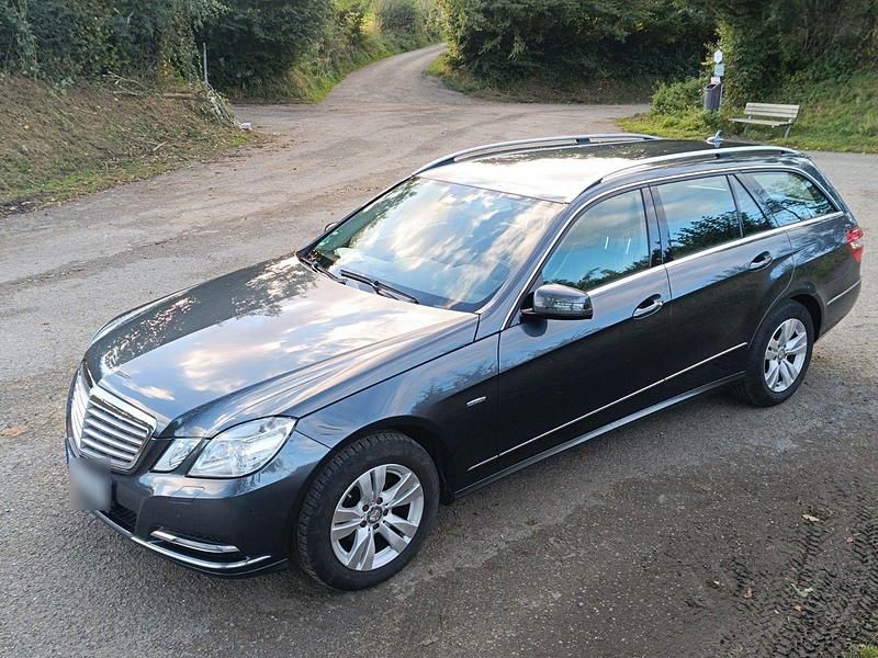 Gebraucht Mercedes E220 Elegance 170 PS (125 kW) 2011 Grau Kombi
