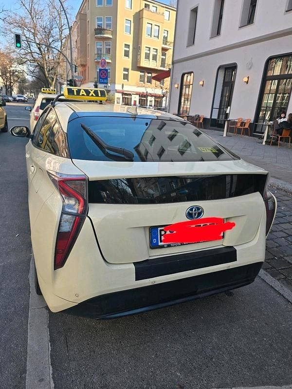 Gebraucht Toyota Prius 122 PS (89 kW) 2017 Rot Limousine
