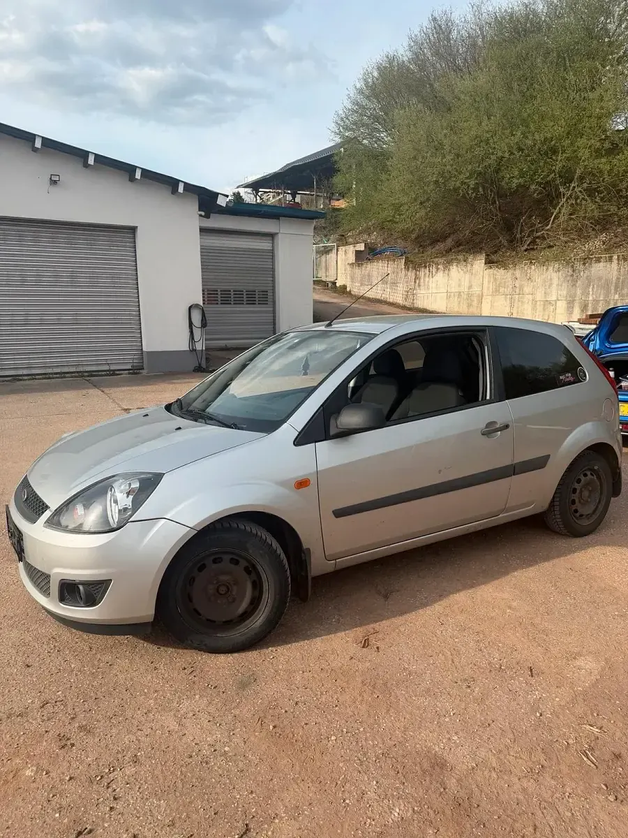 Second-hand Ford Fiesta 70 CP (51 kW) 2007 Argintiu Hatchback