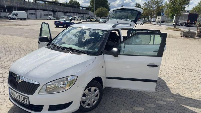Weiß Gebraucht 2011 Skoda Fabia Classic Limousine | 3.800 € (Teuer) - Bild 1/4