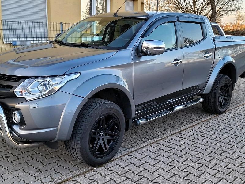 Gebraucht Mitsubishi L200 181 PS (133 kW) 2017 Grau Pickup