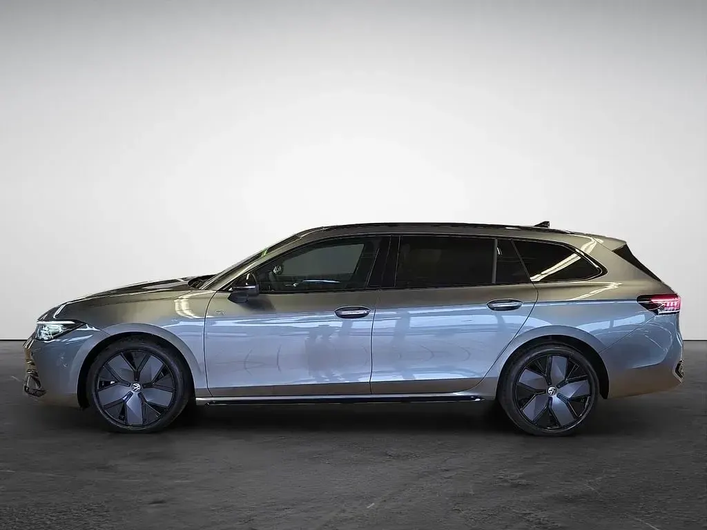 Gebraucht VW Passat R-line 193 PS (141 kW) 2024 Grau (diabasgrau metallic) Kombi