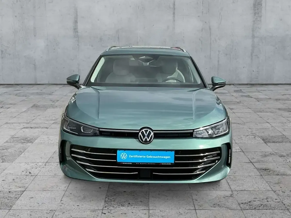 Gebraucht VW Passat Elegance 150 PS (110 kW) 2025 Maripositgrün metallic Kombi
