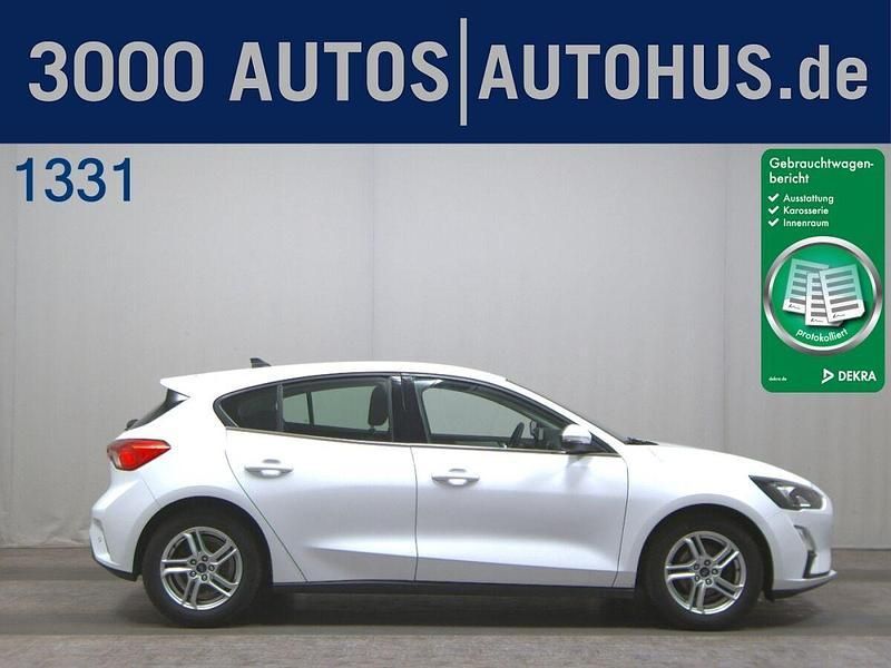 Weiss Gebraucht 2020 Ford Focus Cool & Connect Limousine | 10.380 € - Bild 1/4