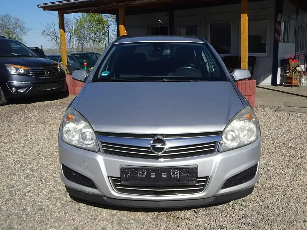 Używany Opel Astra Edition 110 KM (80 kW) 2008 Szary Sedan/Limuzyna