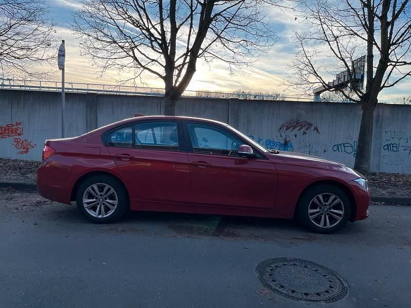 Gebraucht BMW 318 136 PS (100 kW) 2015 Rot Limousine